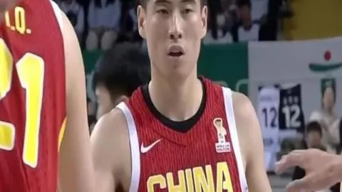 荷兰足球盛宴：范戴克率队，德利赫特与哈维-西蒙斯双星对决立陶宛！